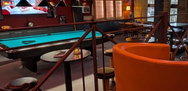 Magic Max Bar mit Billardtisch und orangen Sitzecken - perfekt ausgestattet mit dem Paymash Kassensystem