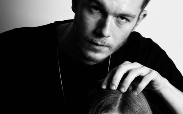 Coiffeur Justin Murray konzentriert sich auf die Kundin, während Paymash im Hintergrund die Terminplanung und Verwaltung übernimmt.