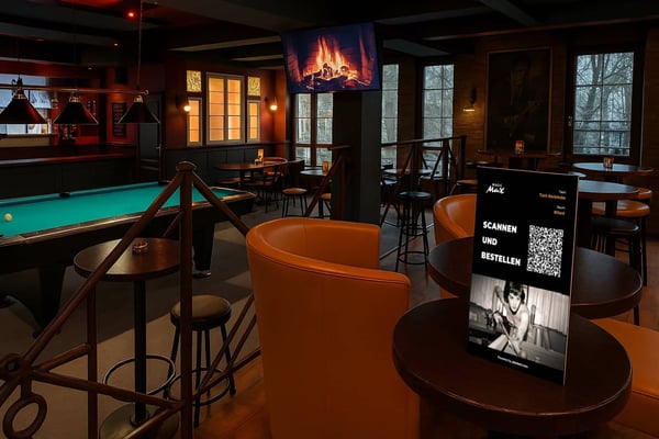 Magic Max Bar mit Billiardtisch und orangen Sitzecken - auf den Tischen die Paymash Selbstbedienungsfunktion